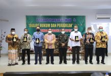 Foto Bersama Ketua Pengadilan Negeri Gorontalo, Walikota, Kepala Perwakilan BPK Provinsi Gorontalo serta para Undangan Dialog Hukum dan Peradilan Sesi ke-4 bertajuk “Tindak Pidana Korupsi”