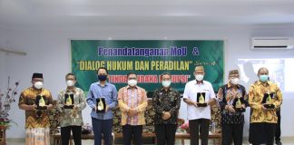 Foto Bersama Ketua Pengadilan Negeri Gorontalo, Walikota, Kepala Perwakilan BPK Provinsi Gorontalo serta para Undangan Dialog Hukum dan Peradilan Sesi ke-4 bertajuk “Tindak Pidana Korupsi”